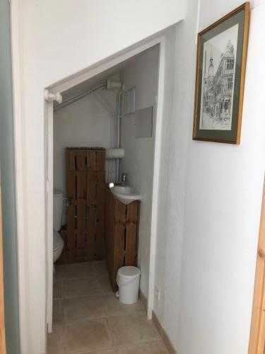 une salle de bain avec toilettes et lavabo dans l'établissement Chambre d’hôte vue mer, à Vence
