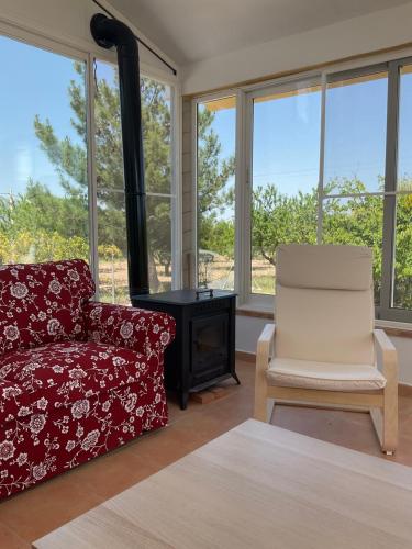 sala de estar con sofá, silla y fogones en LA ANTIGUA CASA DEL ASTRONOMO Casa Rural en Ricote