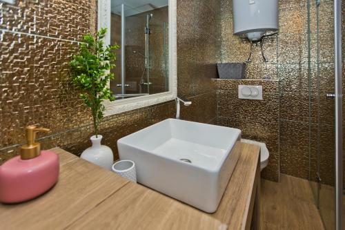 un bagno con un lavandino bianco su un bancone di legno di Villa Kate -with private pool and BBQ a Brusje