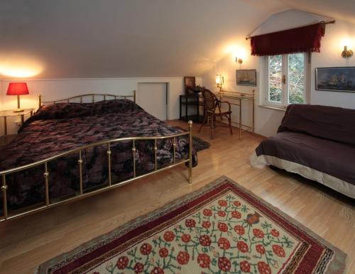 1 dormitorio con cama y alfombra en el suelo en House & Garden by the beach, en Orebić