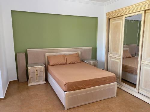 ein kleines Schlafzimmer mit einem Bett und einem Spiegel in der Unterkunft Elegant Villa with Private Pool in Alexandria