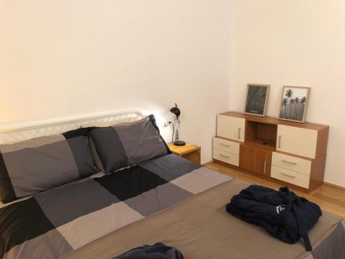 - une chambre avec un lit et une commode dans l'établissement oPENhouse - loft - casa al mare, à Pizzo