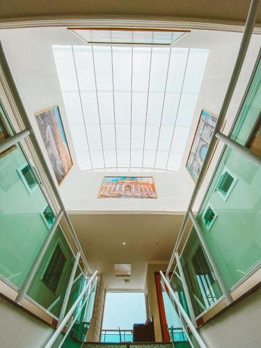 an overhead view of a building with a skylight at Hotel Antiga Roma in Belém