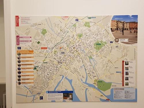 eine Karte einer Stadt an einer Wand in der Unterkunft center Mestre 15 minutes from Venice, parking Bellini in Mestre