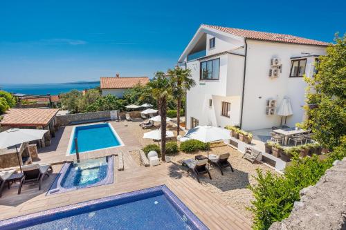 - une vue aérienne sur une villa avec une piscine dans l'établissement Villa Palma Krk, à Krk