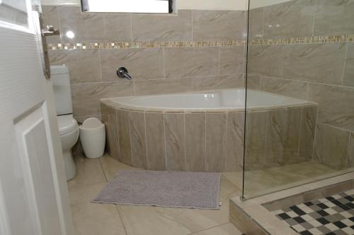 A bathroom at Getty's Bed and Breakfast