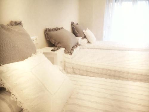 ルアンコにあるRIBERA BEACH, centrico, familiar, eleganteのベッドルーム1室(ベッド2台、窓付)