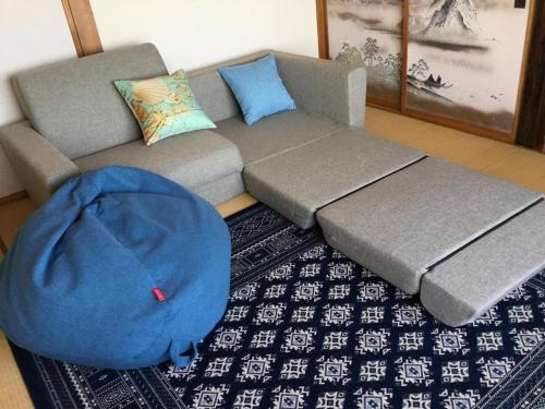 - un salon avec un canapé et un sac de poufs bleus dans l'établissement Lu Blue Sado SAWANE - Vacation STAY 12885, à Sado