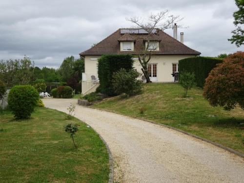 une maison au bord d'une route dans l'établissement Chambre d'hôtes Chez Axeline, à Châtillon-sur-Cher