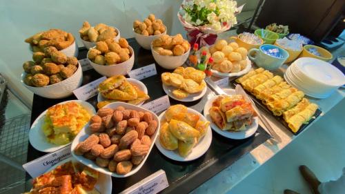 a buffet of different types of food on a table at Herval Park Hotel in Ponta Porã