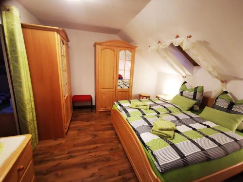 1 dormitorio con 2 camas individuales y armario en Ferienwohnung auf dem Fischer-Hof, en Stolpen