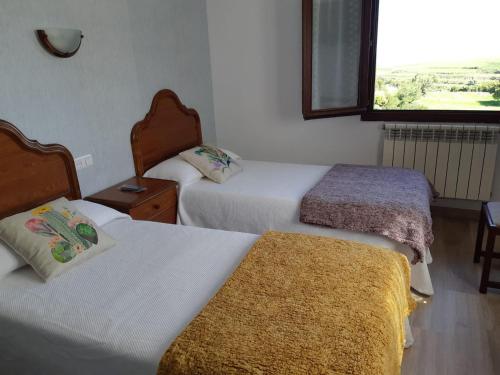 pokój hotelowy z 2 łóżkami i oknem w obiekcie Hospedaje La Espina de Pechon w mieście Pechón