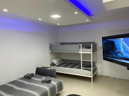 מיטה או מיטות קומותיים בחדר ב-Perfect House
