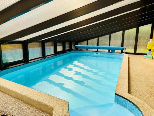 duży basen w budynku w obiekcie Chalupa s vnitřním bazénem w mieście Frydlant nad Ostrawicą