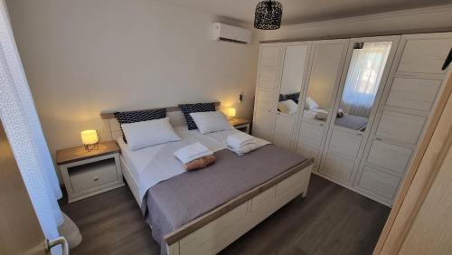 1 dormitorio con 1 cama grande y armarios blancos en dodo, en Zagvozd