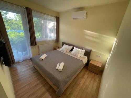 A bed or beds in a room at Park Central Tapolca