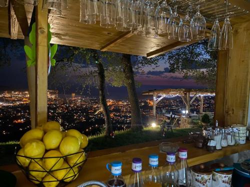 un bol de fruta en una mesa con vistas a la ciudad en Ranc Mujica, en Bar