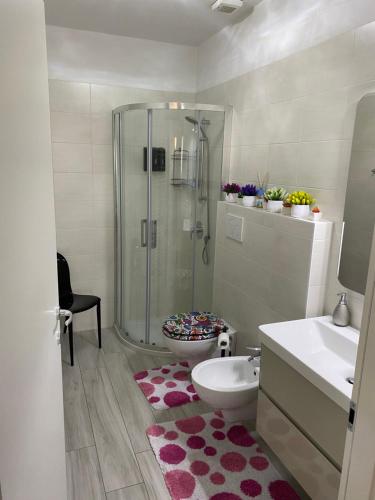 Manuel's Home 1 FREE parking Wi-Fi AC في بولسانو: حمام مع دش ومرحاض ومغسلة