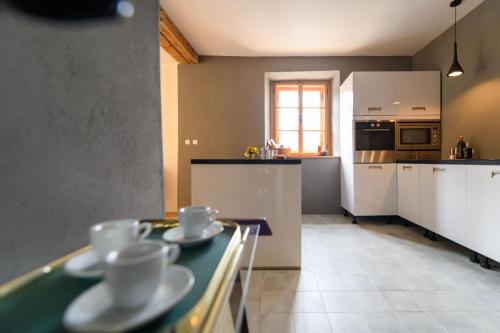 eine Küche mit Tassen und Untertassen auf einer Theke in der Unterkunft Seehaus Walster10 in Mariazell