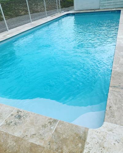 - une piscine d'eau bleue dans l'établissement Gîte de l étang du moulin du pre, à Bavent