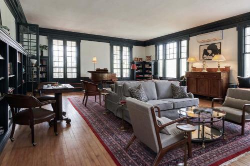 Una sala de estar con un sofá y sillas y una mesa. en The Dewey by The Lenox Collection, en Lenox
