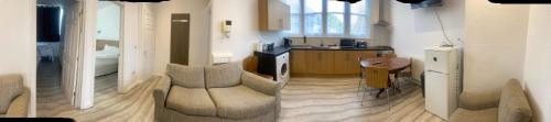 une cuisine avec deux chaises, une table et un comptoir dans l'établissement Entire Two Double Bedrooms Flat N4, à Great Yarmouth