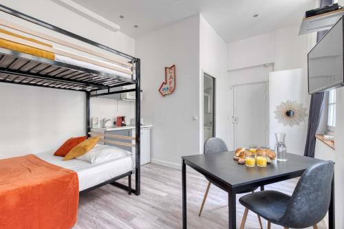 une chambre avec un lit et un bureau et un lit superposé dans l'établissement New & Design Studios in the Heart of Le Marais, à Paris