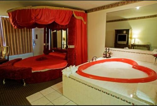 uma grande casa de banho com uma grande banheira e um quarto em Americas Best Value Inn Salisbury em Salisbury