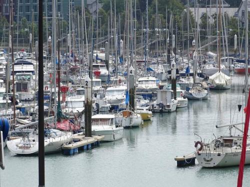 un groupe de bateaux est amarré dans un port dans l'établissement L'albâtre, à Saint-Valery-en-Caux