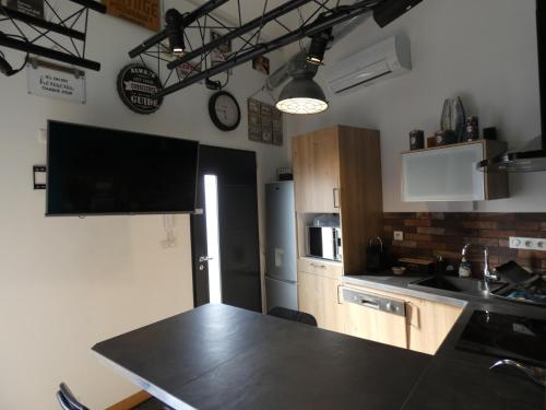 une cuisine avec un comptoir noir dans une pièce dans l'établissement L'Escale d'Aubagne, à Aubagne