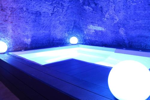 una piscina con 2 luces en una habitación en Casa Rural La Cuca, en Lerín