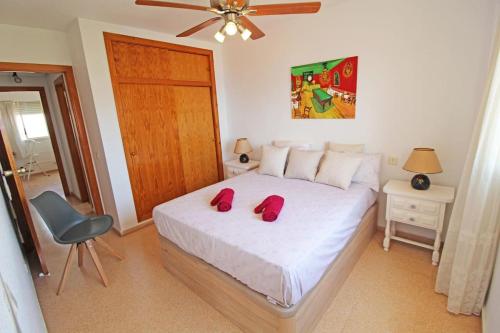 A bed or beds in a room at Ático en playa Muchavista con vistas espectaculares a San Juan