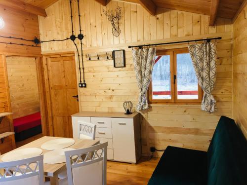 Cabaña de madera con cocina y comedor en Domki letniskowe przy lesie - "U Łastka", en Bartołty Wielkie