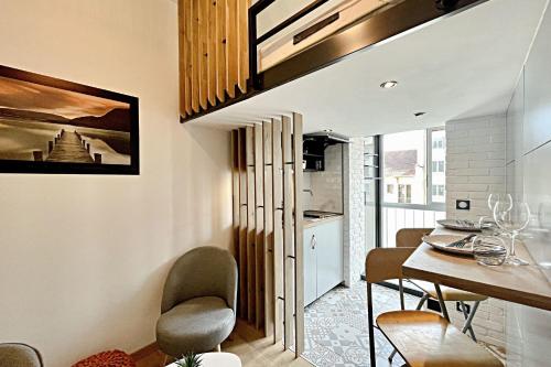 une cuisine et une salle à manger avec une table et des chaises dans l'établissement Superbe studio hyper-centre Annecy, à Annecy