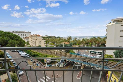 widok miasta z balkonu w obiekcie Appartement de Madrid - Welkeys w Cannes