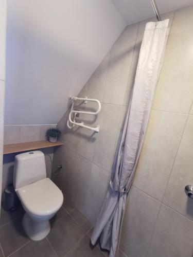Kamar mandi di Lagoon View Nida