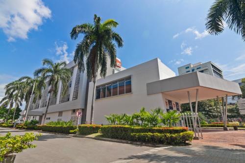 um edifício com palmeiras em frente em GHL Hotel Neiva em Neiva