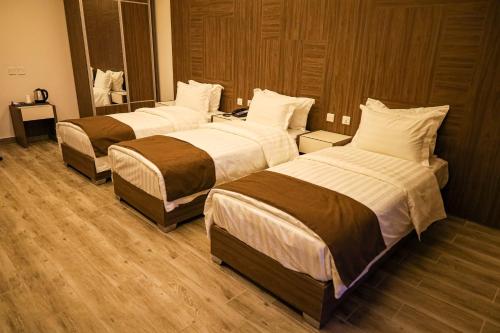 Katil atau katil-katil dalam bilik di Luciana Hotel by FHM