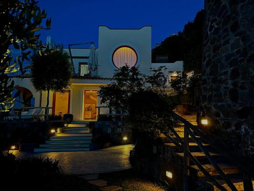 un edificio con escaleras y luces por la noche en Agapanto Luxury Accommodation, en Isquia