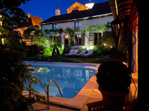 uma casa com piscina à noite em Bulles & Bubbles... em Juvancourt