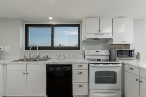 Oceanview,pool onsite,grilling,near beach! Seamark Tower – Photos 2