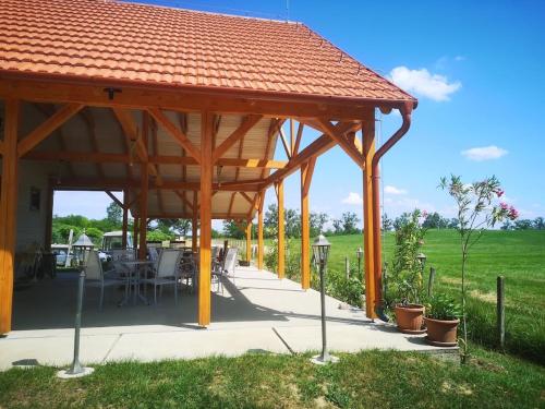 Taman di luar Tómajor Vendégházak