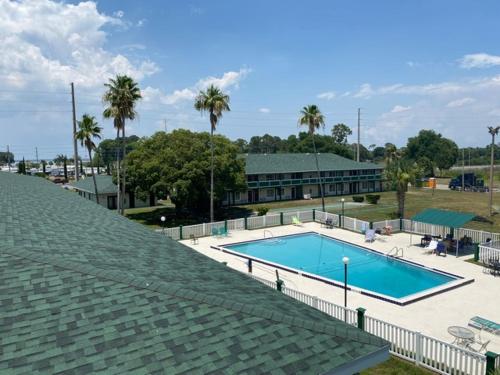 בריכת השחייה שנמצאת ב-Inn On The Green Florida או באזור