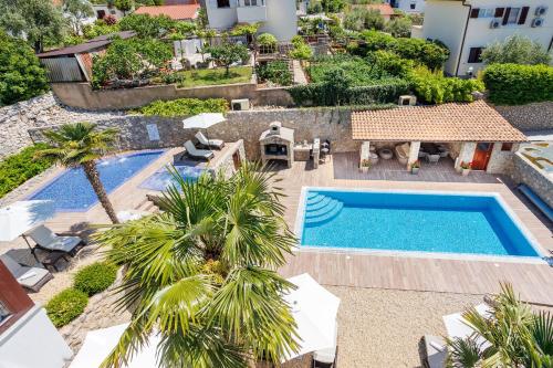 een luchtzicht op een zwembad in een villa bij Apartments Petra Krk in Krk