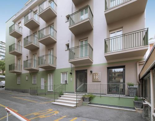 un edificio con balcones en un lateral en Hotel Residence Laigueglia, en Laigueglia