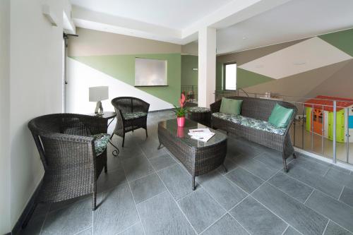 - un salon avec un canapé, des chaises et une table dans l'établissement Hotel Residence Laigueglia, à Laigueglia