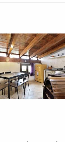 cocina con mesa y sillas en una habitación en VENTO DI FANUSA en Fanusa