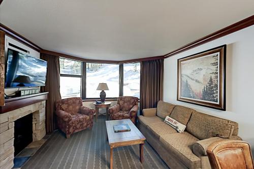 Posezení v ubytování Resort at Squaw Creek's 317 & 319