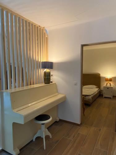 a room with a dressing table and a mirror at Villa de charme avec piscine à 500m des plages in Soorts-Hossegor