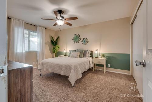 A WAVE FROM IT ALL - Pet & Family Friendly Home with Beautiful Views! tesisinde bir odada yatak veya yataklar
